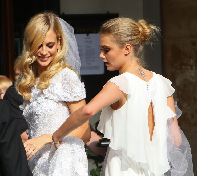 EN STOR DAG: Da Poppy Delevingne giftet seg med James Cook i 2014, var lillesøster Cara brudepike. Foto: wenn.com EN STOR DAG: Da Poppy Delevingne giftet seg med James Cook i 2014, var lillesøster Cara brudepike. Foto: wenn.com